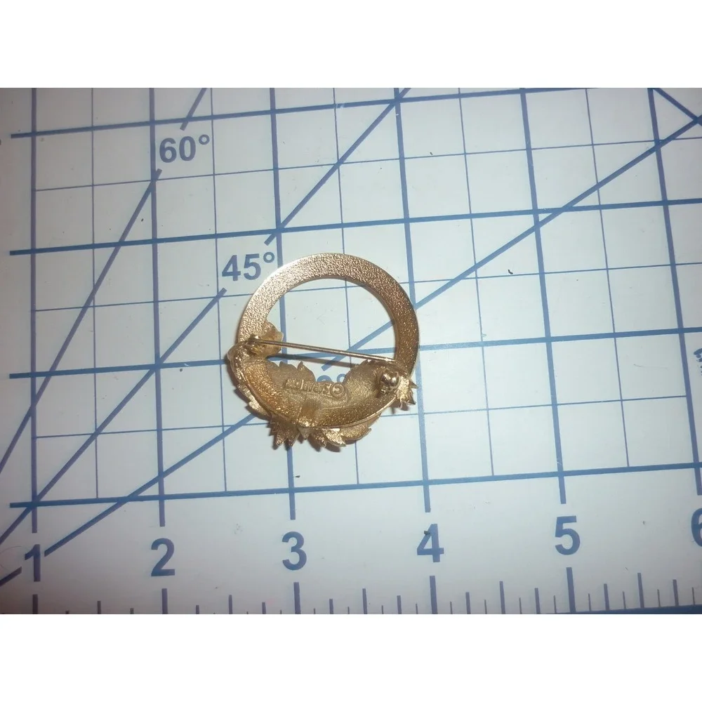 Sarah Coventry Vintage Gold Tone Leaf Faux Pearl Circle‎ Brooch Pin